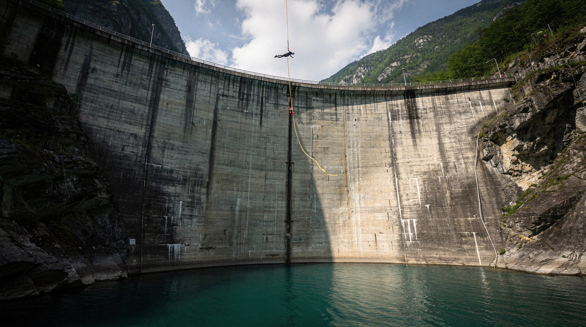Bungee jumping in Switzerland: Verzasca Dam and Stockhorn